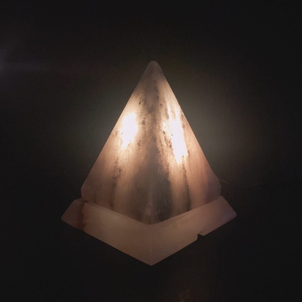 【實拍鹽燈】灰藍鹽燈・金字塔｜喜馬拉雅天然鹽燈 - 蓋婭鹽晶